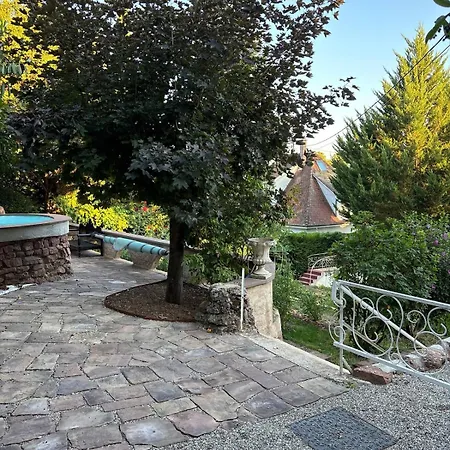 View Of Park And Nature, Pool, Spa, Garden Διαμέρισμα *